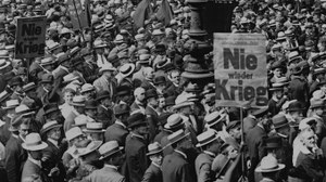 Bildausschnitt: "Nie-Wieder-Krieg-Demonstation", Berlin, 10. Juli 1922. Original: Library of Congress