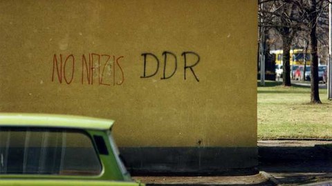 Dresden 1994, Auf einer Hauswand steht geschrieben "No Nazis, DDR", im Vordergrund ein Trabant Kombi 