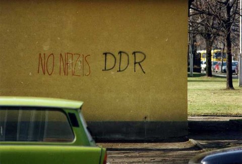 Dresden 1994, Auf einer Hauswand steht geschrieben "No Nazis, DDR", im Vordergrund ein Trabant Kombi 
