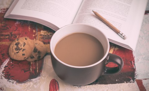 Kaffeetasse mit Buch