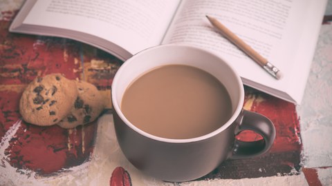 Kaffeetasse mit Buch