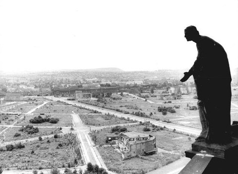 Dresden 1945: Blick vom Rathausturm Richtung Hauptbahnho