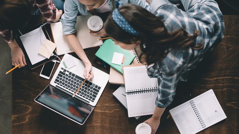 Personen arbeitend am Laptop