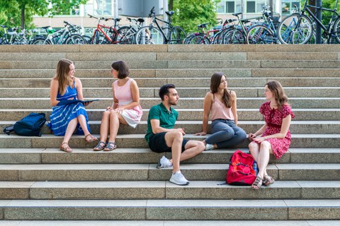 Studierende auf der Treppe am BZW