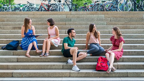 Studierende auf der Treppe am BZW