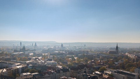 Luftaufnahme von Dresden am Tag. Es liegt etwas Dunst in der Luft.