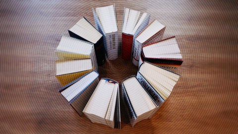 Bücher im Kreis aufgestellt