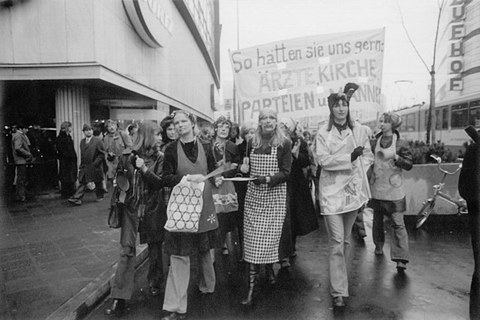 Frauen demonstrieren in der Frankfurter Innenstadt gegen den Paragraph 218, 16. März 1974 (Demozug mit Besen)