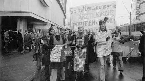 Frauen demonstrieren in der Frankfurter Innenstadt gegen den Paragraph 218, 16. März 1974 (Demozug mit Besen)