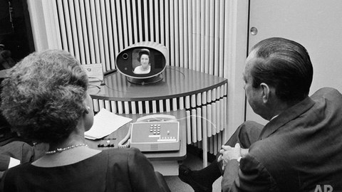 25. Juni 1964 New York City: Dr. Elizabeth Woods, Bell Labs und der New Yorker Bürgermeister Robert F. Wagner beim ersten Picturephone-Gespräch. Zugeschaltet ist aus Washington D.C. die First Lady Claudia Alta "Lady Bird" Johnson