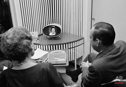 25. Juni 1964 New York City: Dr. Elizabeth Woods, Bell Labs und der New Yorker Bürgermeister Robert F. Wagner beim ersten Picturephone-Gespräch. Zugeschaltet ist aus Washington D.C. die First Lady Claudia Alta "Lady Bird" Johnson