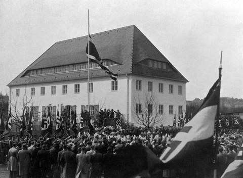 Erstes Fahnenhissen zur Einweihung des Hauses des NS-Studentenbundes im April 1936.