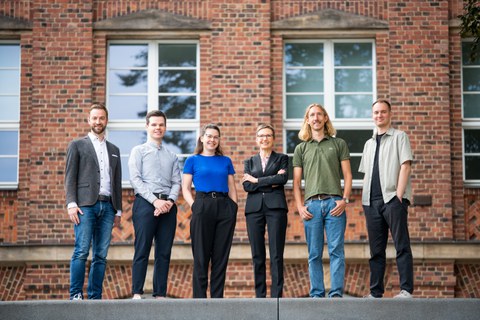 Forschende des Projekts vor dem Fritz-Foerster-Bau