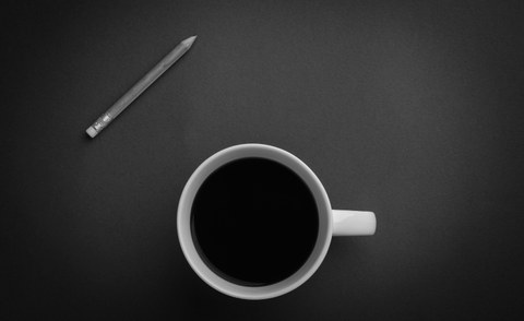 Stillleben mit Kaffeetasse und Bleistift