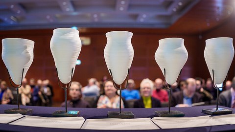Gefäßstatuetten der Keramikkünstlerin Stefanie Hering