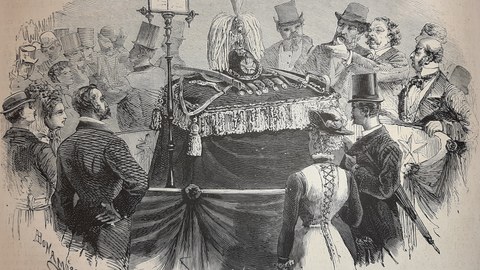 Auf einem Kissen liegen das Schwert, der Helm und die Medaillen des Königs Vittorio Emanuele II von Italien, ringsum stehen Menschen in bürgerlicher Kleidung an einer Absperrung, ein Mann weist mit der Hand auf die Reliquien.