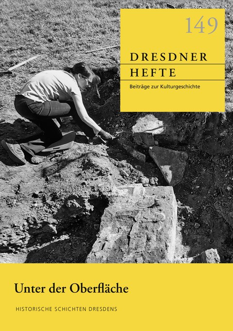Frontcover der Dresdner Hefte. Eine junge Frau beugt sich in der Hocke über eine Ausgrabungsstätte