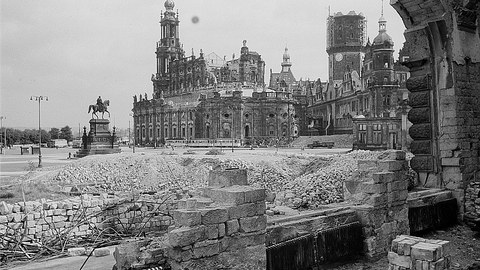 Theaterplatz in Dresden nach September 1945