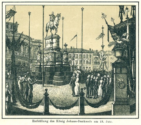 Eine Darstellung der festlichen Einweihung des König-Johann-Reiterdenkmals auf dem Theaterplatz in Dresden, im Hintergrund ist das Hoftheater zu sehen.