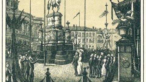 Eine Darstellung der festlichen Einweihung des König-Johann-Reiterdenkmals auf dem Theaterplatz in Dresden, im Hintergrund ist das Hoftheater zu sehen.