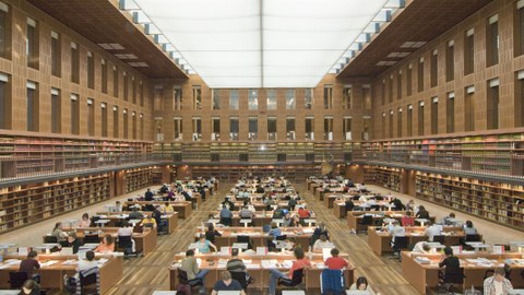Der zentrale Lesesaal der Universtiätsbibliothek Dresden. Studierende sitzen an Tischen und lernen.