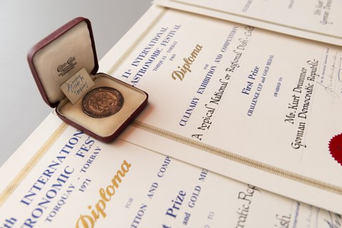 Diplome und Medaille von Kurt Drummer