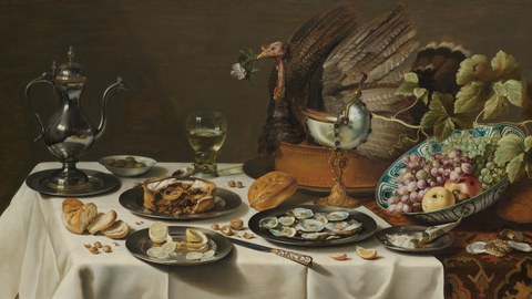 Zu sehen ist ein Stilleben mit zahlreichen Speisen und Getränken. Im Hintergrund eine kunstvoll drapierte Truthahnpastete