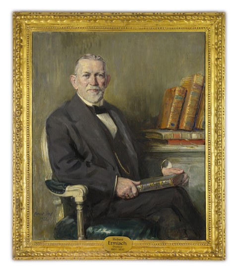 Gemälde des früheren Leiters des Sächsischen Staatsarchivs Hubert Ermisch, der Porträtierte sitzt und hält ein Buch, im Hintergrund sind zwei bis drei weitere Bände zu sehen.