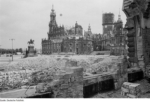 Theaterplatz in Dresden nach September 1945