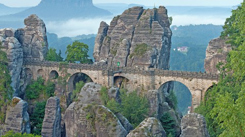 Die Basteibrücke bei Rathen am Vormittag