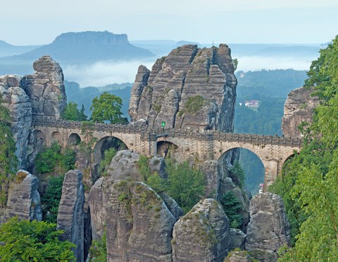 Die Basteibrücke bei Rathen am Vormittag