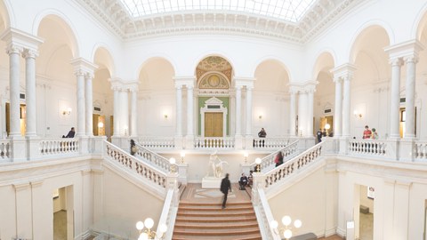 Eingangshalle der Universitätsbibliothek Albertina