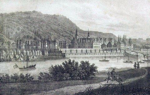 Zu sehen ist eine Flusslandschaft auf der Elbe mit den Umrissen von Schloss Pillnitz am gegenüberliegenden Flussufer, vor dem Brand von 1818. Auf dem Fluss fahren Boote, im Vordergrund ein Reiter und Fußgänger.