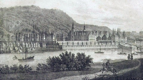 Zu sehen ist eine Flusslandschaft auf der Elbe mit den Umrissen von Schloss Pillnitz am gegenüberliegenden Flussufer, vor dem Brand von 1818. Auf dem Fluss fahren Boote, im Vordergrund ein Reiter und Fußgänger.