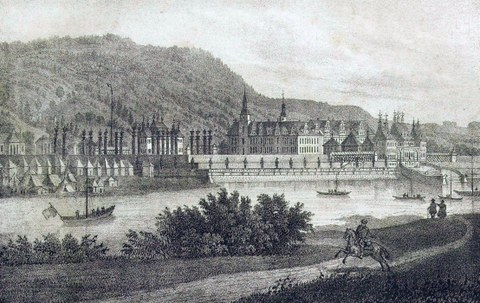 Zu sehen ist eine Flusslandschaft auf der Elbe mit den Umrissen von Schloss Pillnitz am gegenüberliegenden Flussufer, vor dem Brand von 1818. Auf dem Fluss fahren Boote, im Vordergrund ein Reiter und Fußgänger.