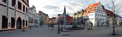 Der Hauptmarkt in Zwickau mit Theater, Rathaus, Brunnen und im Hintergrund eine Kirche.