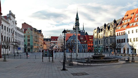 Der Hauptmarkt in Zwickau mit Theater, Rathaus, Brunnen und im Hintergrund eine Kirche.