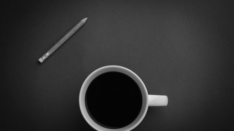 Kaffee und Bleistift