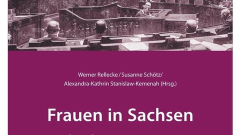 Sitzung der Sächsischen Volkskammer am 8. April 1919. Am Redner:innenpult steht Anna Geyer, USPD.