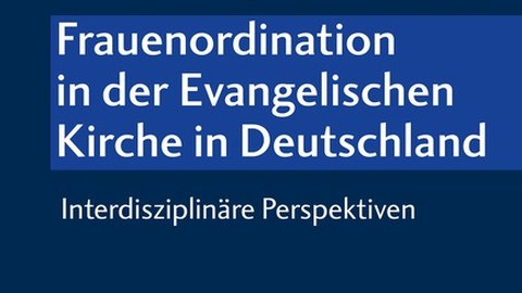 Blauer Hintergrund mit weißer Schrift. Titel: Frauenordination in der Evangelischen Kirche in Deutschland. Interdisziplinäre Perspektiven