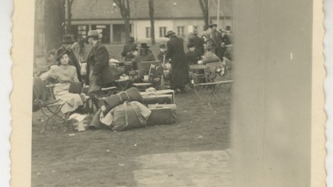 Verfolgte Juden in Breslau müssen sich im November 1941 am Gartenlokal Schießwerder sammeln
