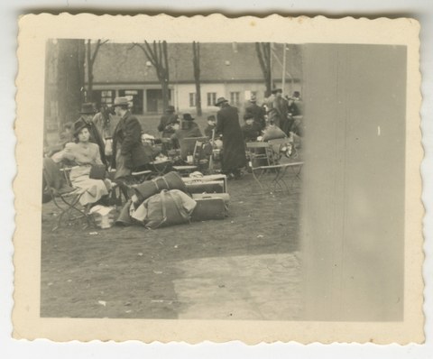 Verfolgte Juden in Breslau müssen sich im November 1941 am Gartenlokal Schießwerder sammeln