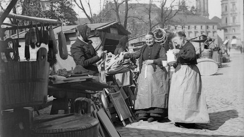Diese schwarz-weiß Fotografie von Adolf Deininger zeigt Marktfrauen auf den Leipziger Wochenmarkt am Töpferplatz um 1900. 