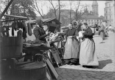 Diese schwarz-weiß Fotografie von Adolf Deininger zeigt Marktfrauen auf den Leipziger Wochenmarkt am Töpferplatz um 1900. 