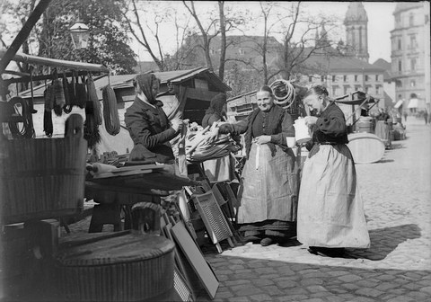 Diese schwarz-weiß Fotografie von Adolf Deininger zeigt Marktfrauen auf den Leipziger Wochenmarkt am Töpferplatz um 1900. 