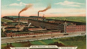 Das Bild zeigt eine kolorierte Ansichtskarte, auf der die Maschinenfabrik Karl Krause um 1900 dargestellt ist.