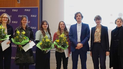 Vier Preisträgerinnen des Deubner-Preises 2024 und Vorsitzende des Deutschen Verbandes für Kunstgeschichte und der Dr. Peter Deubner-Stiftung