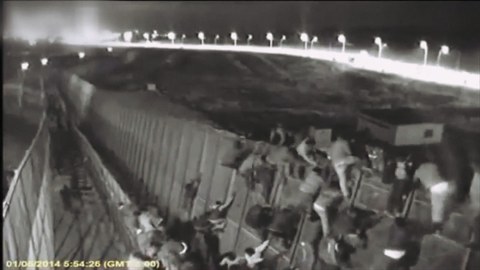 Menschen Klettern über Grenzmauer