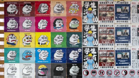 Studentische "Demokratie Wand"  in Honkong mit Plakaten, auf denen das Pepe th Frog Meme zu sehen ist