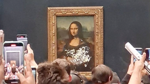 Die Mona Lisa mit Torte beworfen 